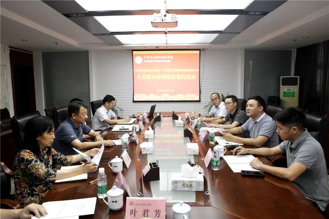 廣西衛(wèi)生職業(yè)技術(shù)學(xué)院黨委副書記、院長周元明、副院長岳桂華與達內(nèi)集團黔桂城市總經(jīng)理陸顯應(yīng)、中心主任陳旭等校企領(lǐng)導(dǎo)及相關(guān)負責(zé)人共同出席見證了此次簽約儀式。