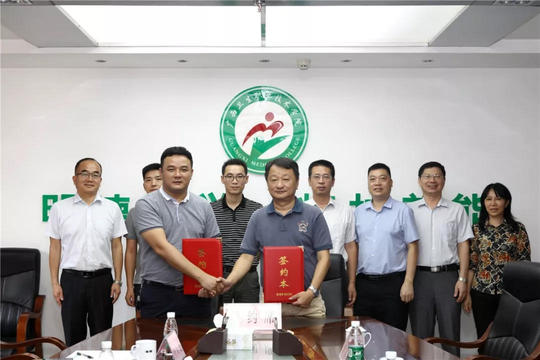 廣西衛(wèi)生職業(yè)技術(shù)學(xué)院黨委副書記、院長周元明、副院長岳桂華與達內(nèi)集團黔桂城市總經(jīng)理陸顯應(yīng)、中心主任陳旭等校企領(lǐng)導(dǎo)及相關(guān)負責(zé)人共同出席見證了此次簽約儀式。