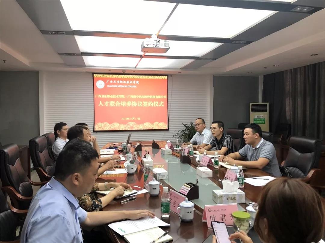 達內(nèi)集團黔桂城市總經(jīng)理陸顯應(yīng)發(fā)表了致辭。