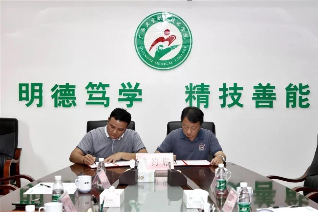 經(jīng)過一番深入的交流之后，雙方領(lǐng)導(dǎo)進行簽約。