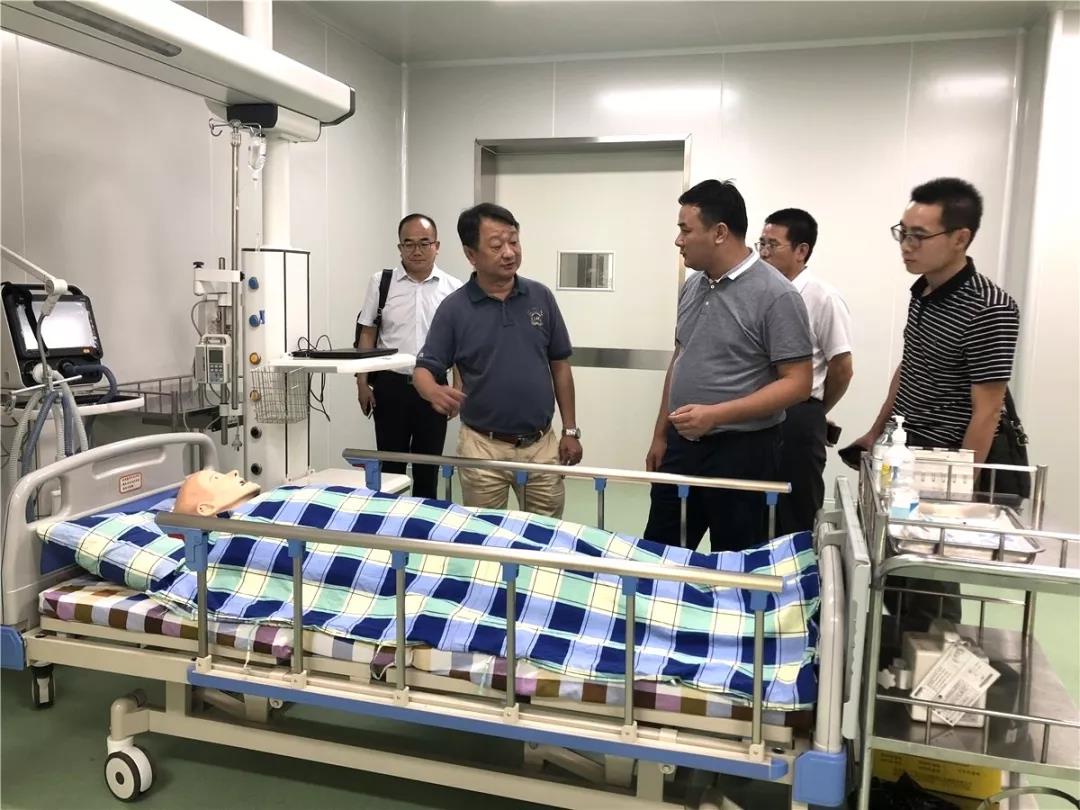 會后，在學(xué)院周院長的帶領(lǐng)下，雙方共同參觀了學(xué)院實操室、大數(shù)據(jù)、模擬醫(yī)院等實訓(xùn)室。