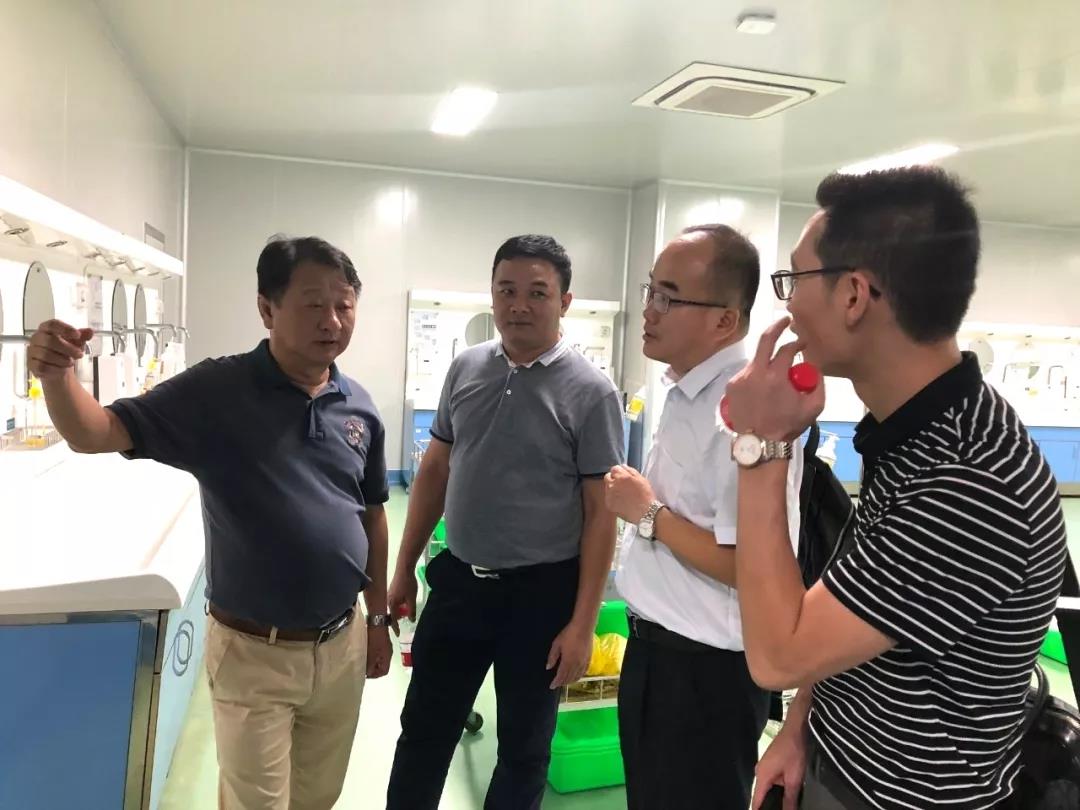 會后，在學(xué)院周院長的帶領(lǐng)下，雙方共同參觀了學(xué)院實操室、大數(shù)據(jù)、模擬醫(yī)院等實訓(xùn)室。